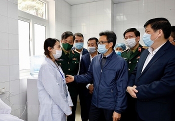 deputy pm visits vietnams first covid 19 vaccine volunteers